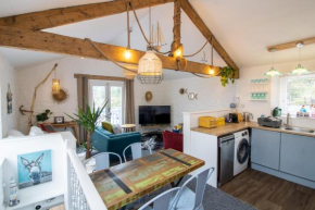 Cozy, Chic, Dairy Cottage near to Beach & Shops- Parking